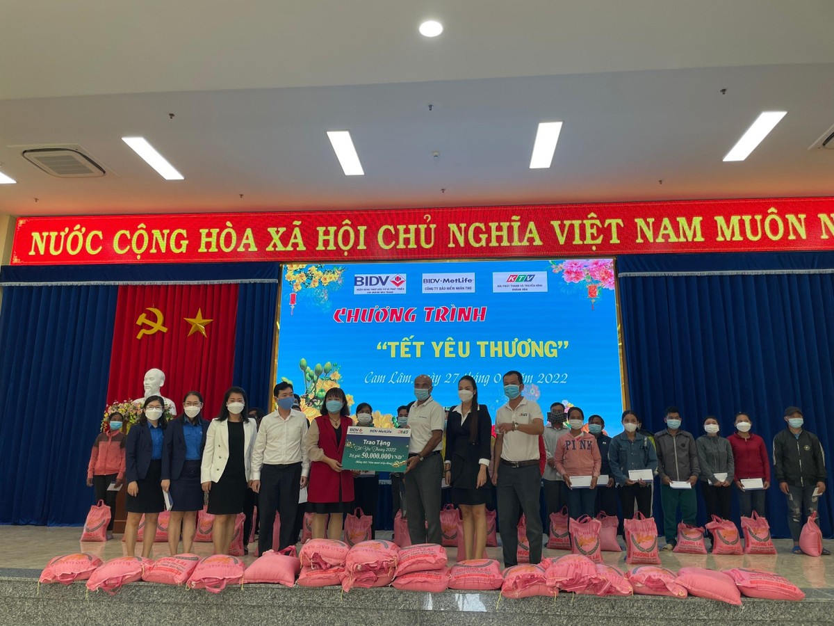 BIDV MetLife trao tặng quà Tết cho các hộ gia đình có hoàn cảnh khó khăn tại Cam Lân, Nha Trang. BIDV MetLife trao tặng quà Tết cho các hộ gia đình có hoàn cảnh khó khăn tại Cam Lân, Nha Trang.