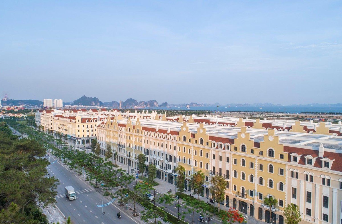 Phân khu Shophouse Eupope nằm trên trục đại lộ Hạ Long và kề cận hệ sinh thái du lịch, vui chơi giải trí của Sun Group tại Bãi Cháy. Phân khu Shophouse Eupope nằm trên trục đại lộ Hạ Long và kề cận hệ sinh thái du lịch, vui chơi giải trí của Sun Group tại Bãi Cháy.