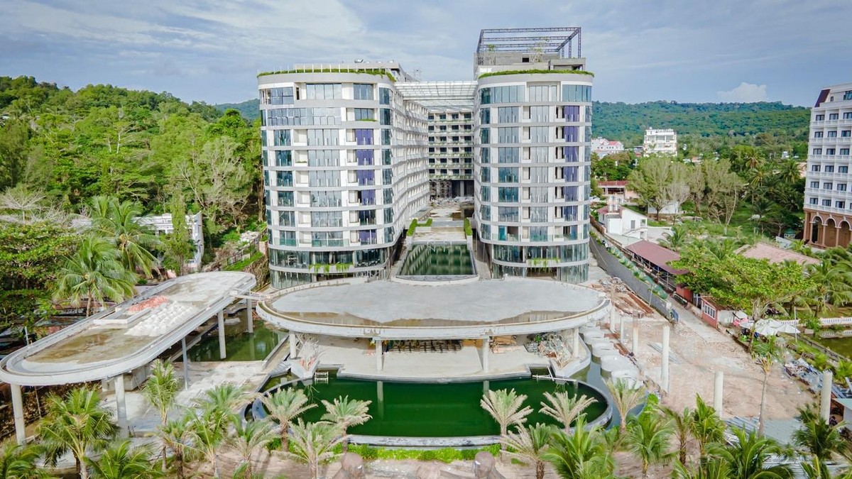 Long Beach Resort Phú Quốc tọa lạc ngay bãi biển tại trung tâm Dương Đông.
