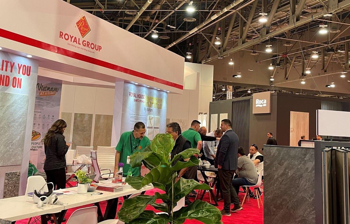 Tập đoàn Hoàng Gia tiếp đón khách hàng với nhiều năm kinh nghiệm tại các kỳ hội chợ trước. Tập đoàn Hoàng Gia tiếp đón khách hàng với nhiều năm kinh nghiệm tại các kỳ hội chợ trước.