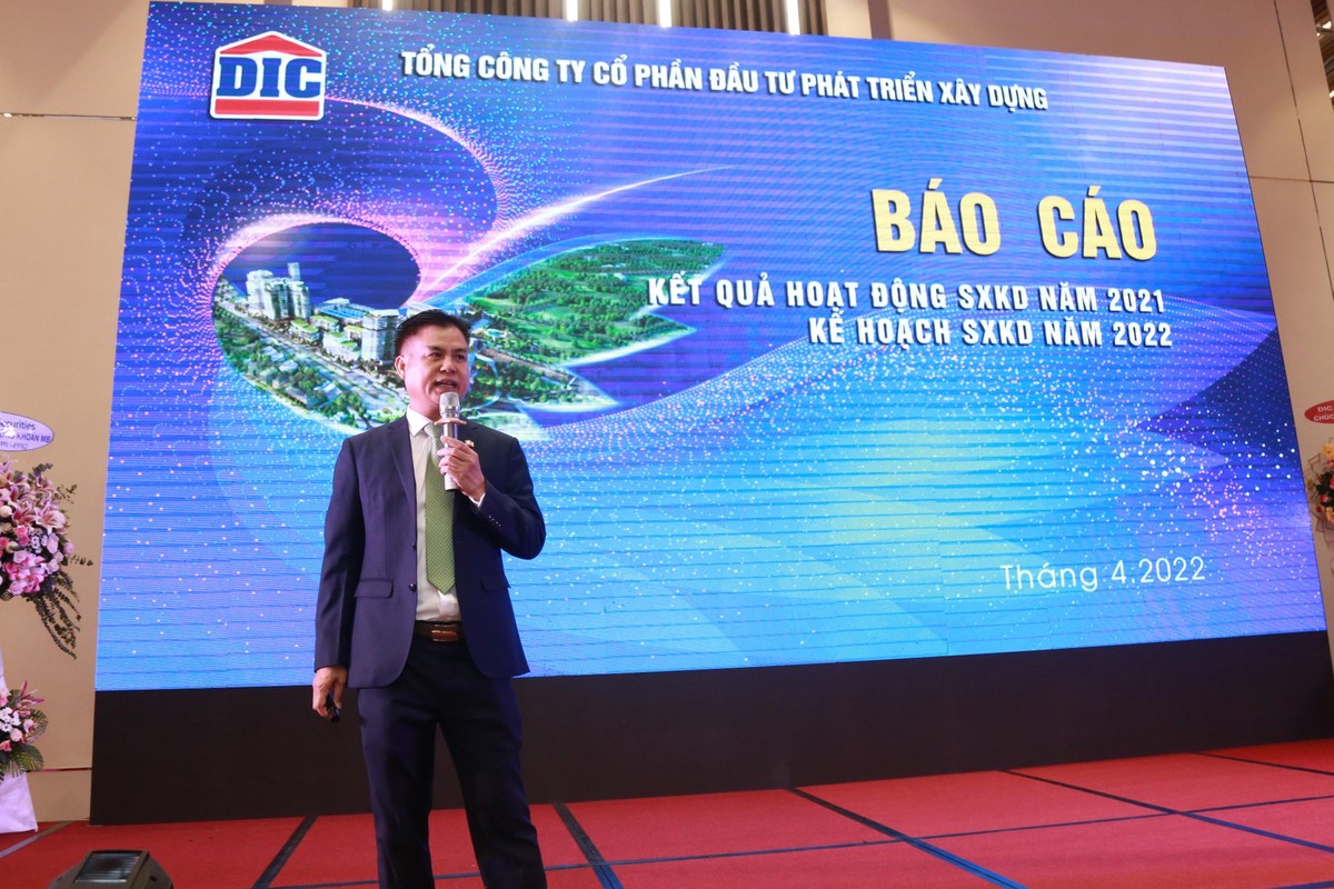Ông Hoàng Văn Tăng, Tổng giám đốc Tập đoàn DIC báo cáo kết quả sản xuất kinh doanh năm 2021 và kế hoạch sản xuất kinh doanh năm 2022. Ông Hoàng Văn Tăng, Tổng giám đốc Tập đoàn DIC báo cáo kết quả sản xuất kinh doanh năm 2021 và kế hoạch sản xuất kinh doanh năm 2022.