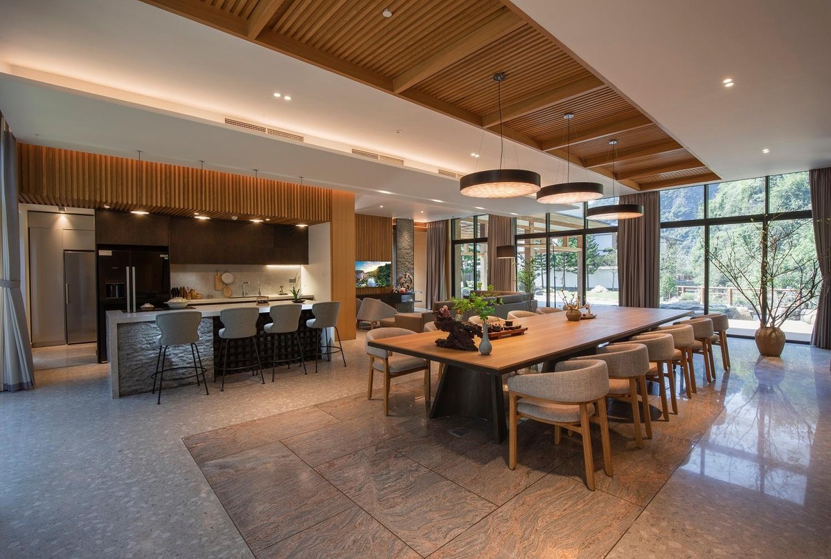 Ánh sáng tự nhiên tràn ngập không gian nhờ những ô cửa kính lớn, hòa quyện nội thất với chất liệu gỗ tự nhiên mang tới cho biệt thự Sun Onsen Village – Limited Edition không gian thiền tịnh, gần gũi thiên nhiên – điều mà giới thượng lưu luôn kiếm tìm. Theo Raymond Architectural Design, sự hạn chế can thiệp ở mức độ tối thiểu việc uốn nắn, thay đổi hình dáng, màu sắc ban đầu của vật liệu chính là dấu ấn riêng của nội thất tại đây, làm nổi bật vẻ đẹp của sự vô thường, bất hoàn hảo của vạn vật – theo triết lý của người Nhật. Ánh sáng tự nhiên tràn ngập không gian nhờ những ô cửa kính lớn, hòa quyện nội thất với chất liệu gỗ tự nhiên mang tới cho biệt thự Sun Onsen Village – Limited Edition không gian thiền tịnh, gần gũi thiên nhiên – điều mà giới thượng lưu luôn kiếm tìm. Theo Raymond Architectural Design, sự hạn chế can thiệp ở mức độ tối thiểu việc uốn nắn, thay đổi hình dáng, màu sắc ban đầu của vật liệu chính là dấu ấn riêng của nội thất tại đây, làm nổi bật vẻ đẹp của sự vô thường, bất hoàn hảo của vạn vật – theo triết lý của người Nhật.