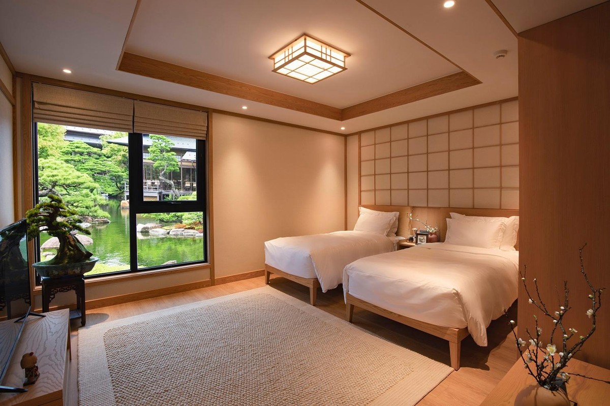 Các căn biệt thự Sun Onsen Village – Limited Edition đều được thiết kế thấm đẫm tinh thần Nhật Bản, từ nội ngoại thất đến cảnh quan sân vườn. Hài hòa cùng thiên nhiên nguyên sơ với núi rừng Quang Hanh, theo từng bước chân trải nghiệm của chủ nhân tinh hoa là những khu vườn thiền tịnh, hồ cá Koi, cây bonsai, cầu gỗ, đường dạo bộ…, mang đậm dấu ấn của phía Thiền tông trong Phật giáo. Các căn biệt thự Sun Onsen Village – Limited Edition đều được thiết kế thấm đẫm tinh thần Nhật Bản, từ nội ngoại thất đến cảnh quan sân vườn. Hài hòa cùng thiên nhiên nguyên sơ với núi rừng Quang Hanh, theo từng bước chân trải nghiệm của chủ nhân tinh hoa là những khu vườn thiền tịnh, hồ cá Koi, cây bonsai, cầu gỗ, đường dạo bộ…, mang đậm dấu ấn của phía Thiền tông trong Phật giáo.