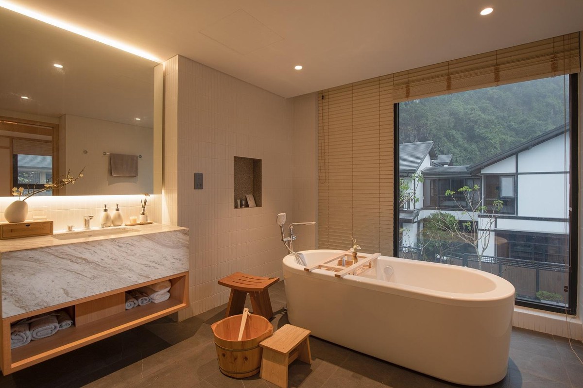 Là một trong những bí quyết sống trường thọ của người Nhật - tắm onsen được nâng tầm thành một nghệ thuật thụ hưởng cuộc sống. Hiểu rõ tầm quan trọng của chất lượng khoáng, toàn bộ khu nghỉ dưỡng Quang Hanh được chủ đầu tư Sun Property lắp đặt hệ thống lọc tiêu chuẩn Onsen Nhật Bản, giúp chắt lọc và nâng tầm nguồn khoáng quý thiên nhiên, không dính da hay có mùi khó chịu, độ PH trung tính an toàn, giúp góp phần cải thiện sức khỏe. Là một trong những bí quyết sống trường thọ của người Nhật - tắm onsen được nâng tầm thành một nghệ thuật thụ hưởng cuộc sống. Hiểu rõ tầm quan trọng của chất lượng khoáng, toàn bộ khu nghỉ dưỡng Quang Hanh được chủ đầu tư Sun Property lắp đặt hệ thống lọc tiêu chuẩn Onsen Nhật Bản, giúp chắt lọc và nâng tầm nguồn khoáng quý thiên nhiên, không dính da hay có mùi khó chịu, độ PH trung tính an toàn, giúp góp phần cải thiện sức khỏe.