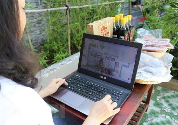 Bán hàng online là phương thức được nhiều cơ sở, doanh nghiệp áp dụng. (Ảnh: Nguyễn Thành/TTXVN). Bán hàng online là phương thức được nhiều cơ sở, doanh nghiệp áp dụng. (Ảnh: Nguyễn Thành/TTXVN).