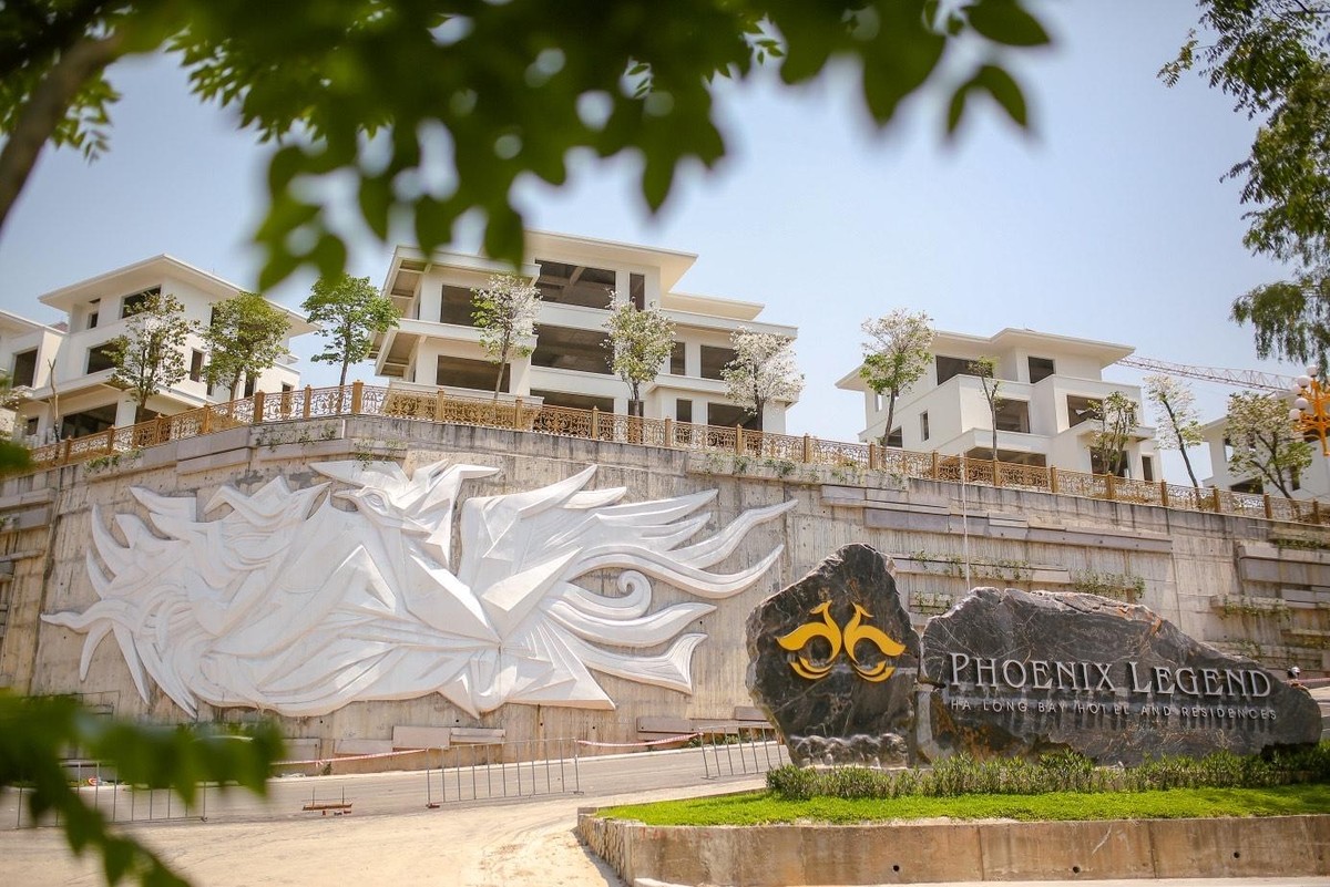 Bái Tử Long là căn dinh thự có sức hút đặc biệt khi sở hữu vị trí tầm cao, phía trên bức phù điêu Song Phượng cao 22 m lớn nhất Hạ Long (Ảnh: Phoenix Legend).