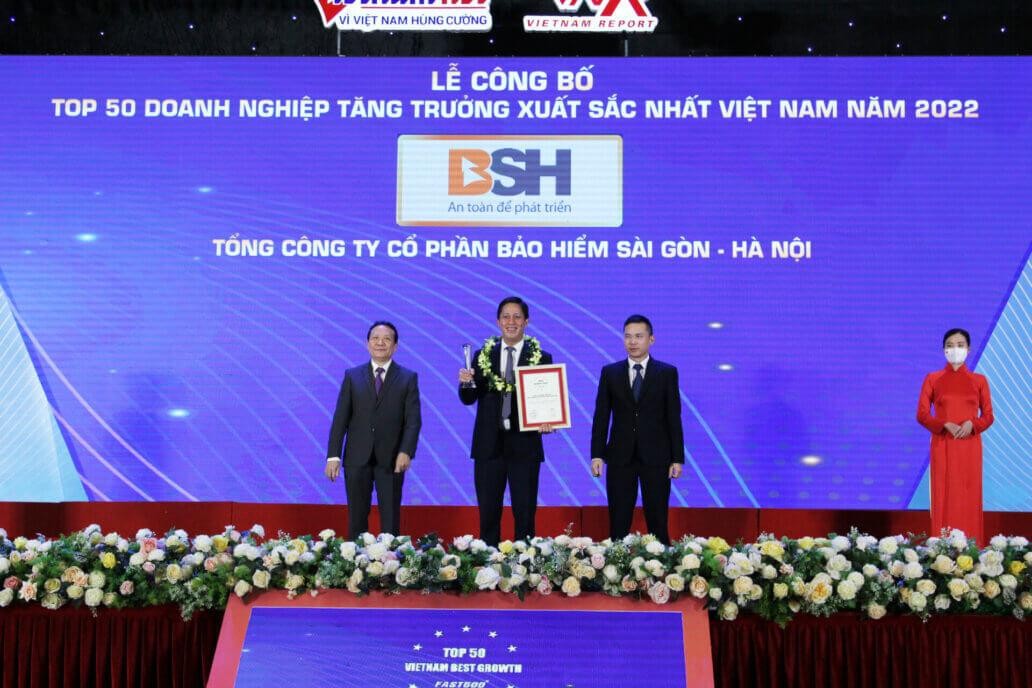 Ông Lê Hoài Nam – Phó Tổng Giám đốc đại diện cho Bảo hiểm BSH nhận kỷ niệm chương và chứng nhận cho BSH.