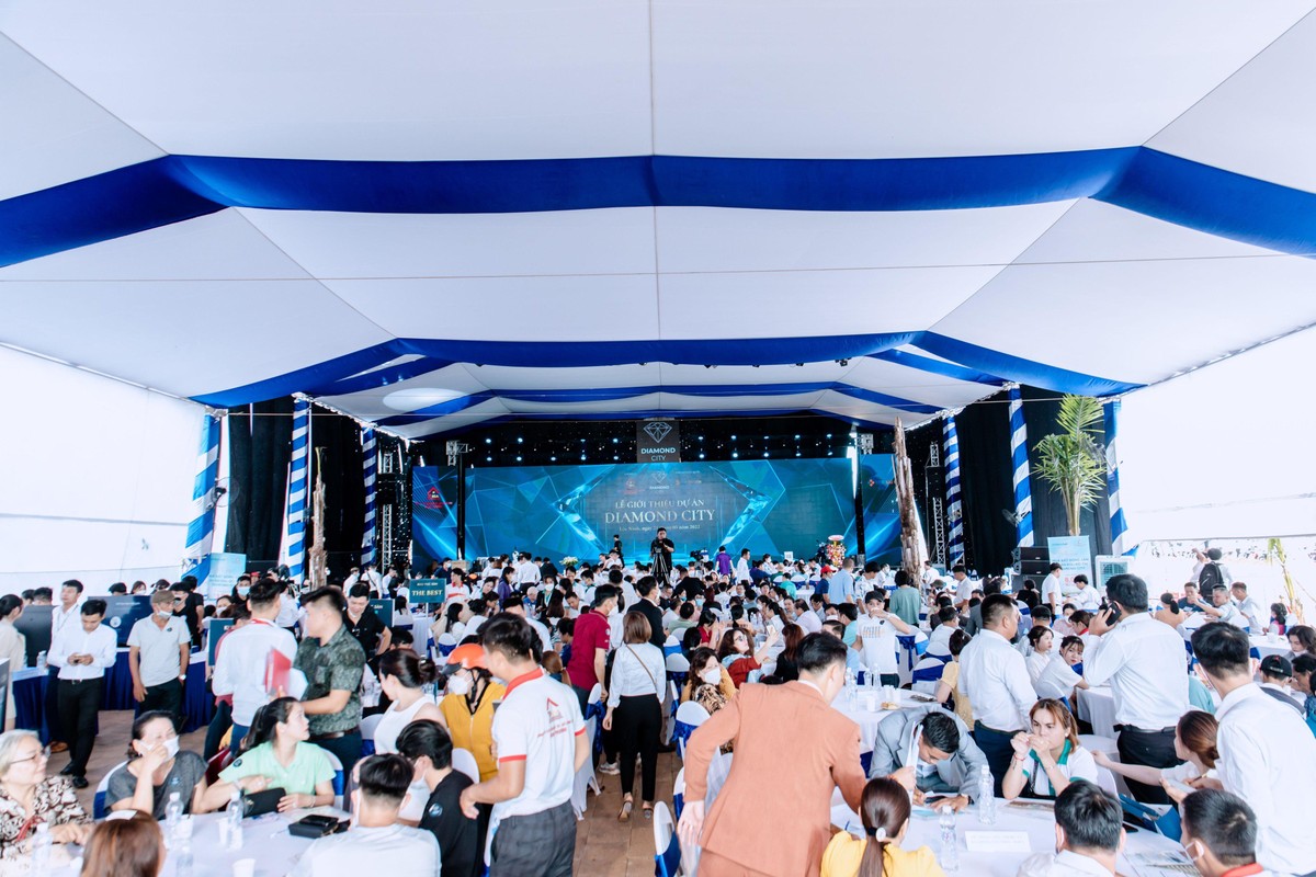 Khách hàng tham dự lễ giới thiệu dự án Diamond City Lộc Ninh. Khách hàng tham dự lễ giới thiệu dự án Diamond City Lộc Ninh.