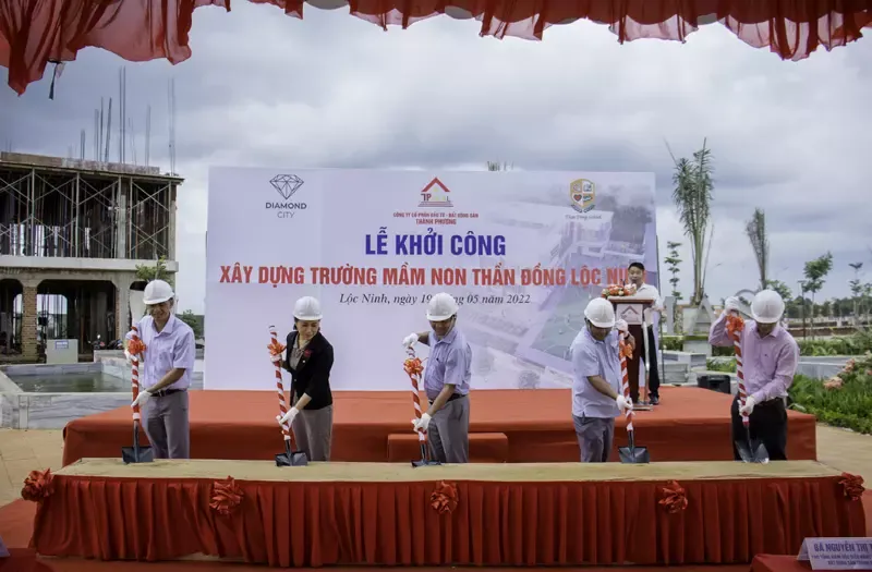 Lễ khởi công Trường mầm non chất lượng cao Thần Đồng Lộc Ninh thuộc dự án Diamond City. Lễ khởi công Trường mầm non chất lượng cao Thần Đồng Lộc Ninh thuộc dự án Diamond City.