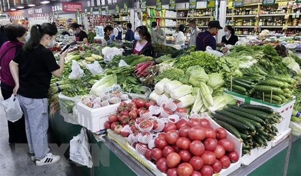 Người dân mua hàng tại một khu chợ ở Bắc Kinh, Trung Quốc. (Ảnh: THX/TTXVN). Người dân mua hàng tại một khu chợ ở Bắc Kinh, Trung Quốc. (Ảnh: THX/TTXVN).