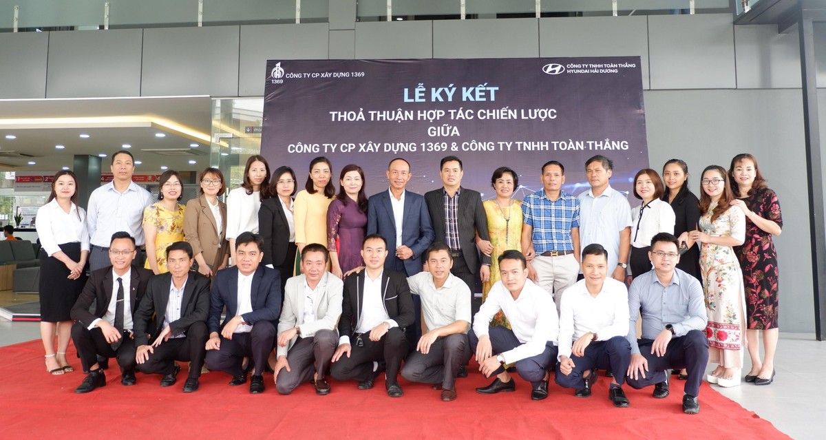 Ban lãnh đạo và đại diện CBNV hai công ty tham dự lễ ký kết. Ban lãnh đạo và đại diện CBNV hai công ty tham dự lễ ký kết.