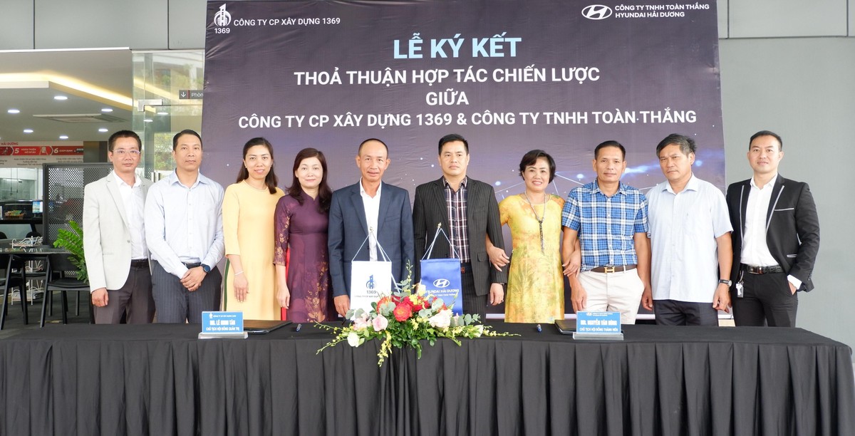 Đại diện Ban lãnh đạo hai công ty tại lễ ký kết. Đại diện Ban lãnh đạo hai công ty tại lễ ký kết.