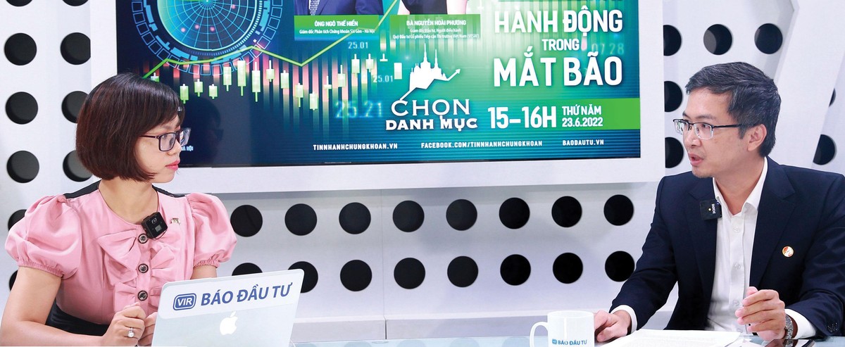 Theo các chuyên gia, cơ hội hiện nay chủ yếu dành cho nhà đầu tư dài hạn. Theo các chuyên gia, cơ hội hiện nay chủ yếu dành cho nhà đầu tư dài hạn.