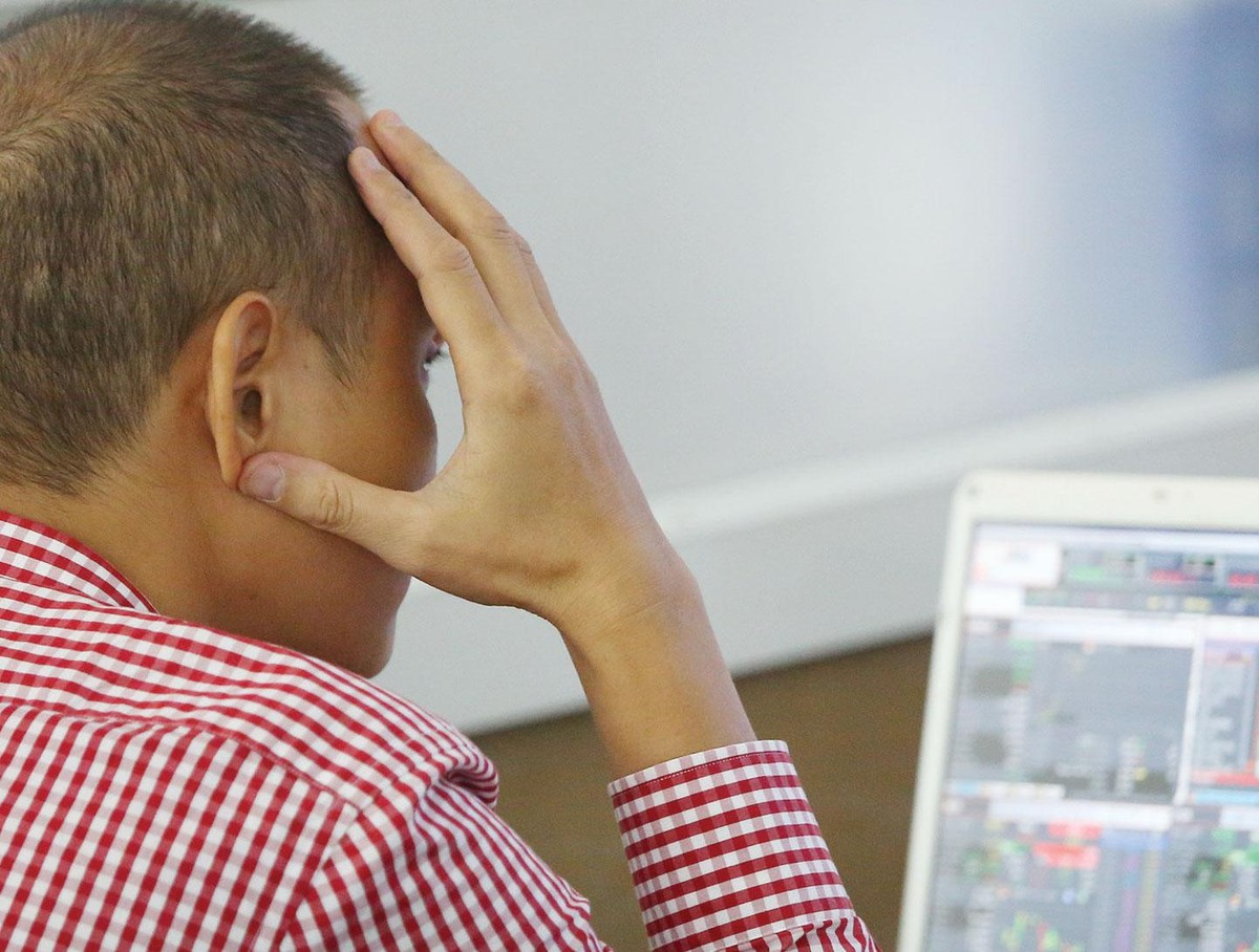 Không ít ý kiến cho rằng, thị trường vẫn đang trong xu hướng giảm trung hạn, nhà đầu tư nên giữ tỷ trọng tiền mặt ở mức cao. Không ít ý kiến cho rằng, thị trường vẫn đang trong xu hướng giảm trung hạn, nhà đầu tư nên giữ tỷ trọng tiền mặt ở mức cao.