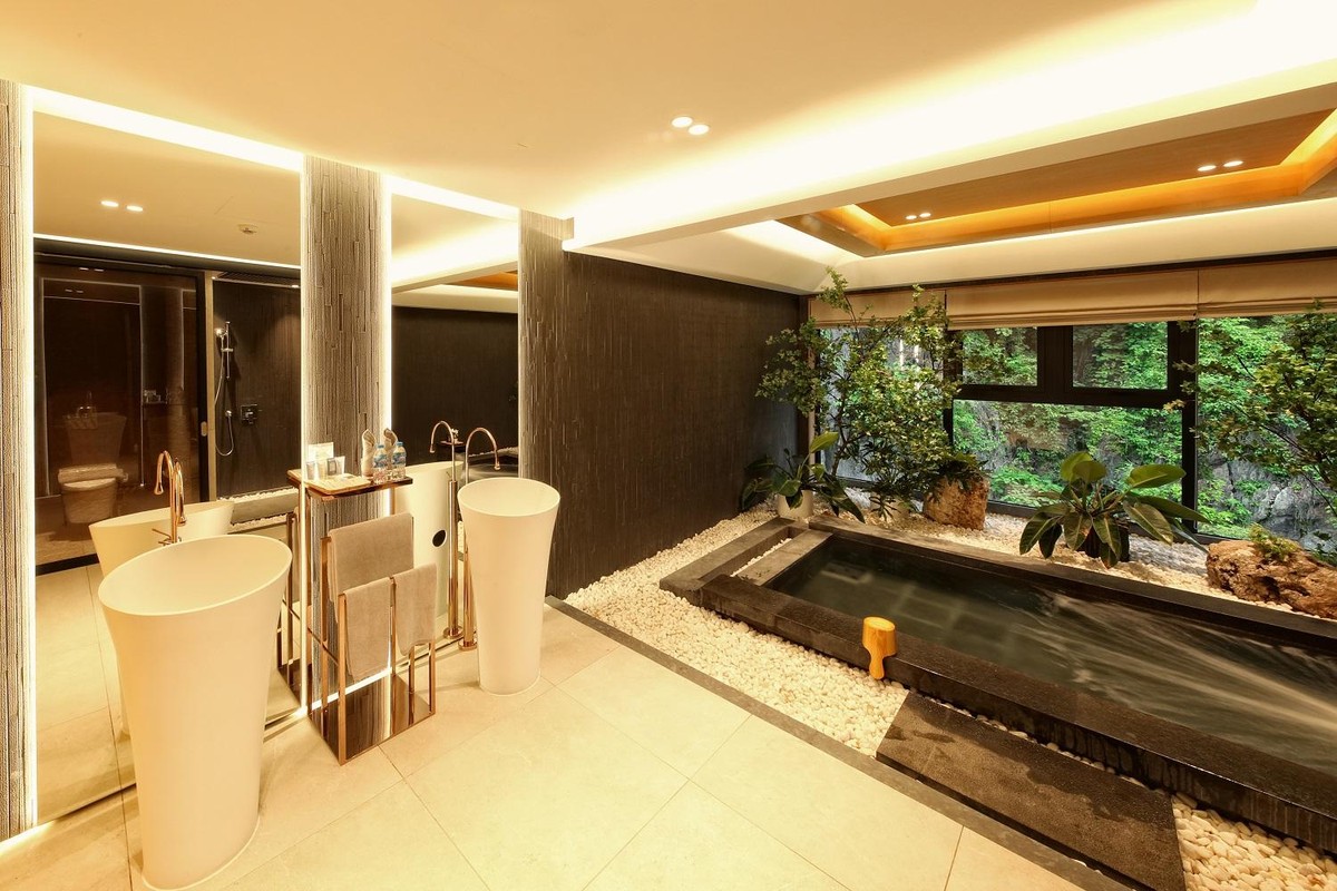 Không chỉ sở hữu bể tắm khoáng ngoài trời, chủ nhân Sun Onsen Village – Limited Edition còn sở hữu đầy đủ các hệ thống bể/phòng đúng theo quy trình tắm onsen của người Nhật, từ tắm tráng – ngâm khoáng nóng – xông nóng và kết thúc bằng xông lạnh hoặc ngâm lạnh. Không gian tinh tế với thiết kế mở, nội thất tối giản mà tiện nghi giúp gia chủ thoải mái tắm onsen bất cứ lúc nào trong ngày và sau đó là xông hơi ngay trong căn villa của riêng mình, cảm nhận trọn vẹn hành trình thư giãn cả “Thân - Tâm - Trí”.