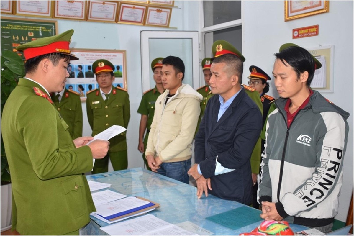 Cơ quan Công an tống đạt các quyết định khởi tố bị can và bắt tạm giam các đối tượng liên quan đến vụ việc. Ảnh: BHXHVN. Cơ quan Công an tống đạt các quyết định khởi tố bị can và bắt tạm giam các đối tượng liên quan đến vụ việc. Ảnh: BHXHVN.