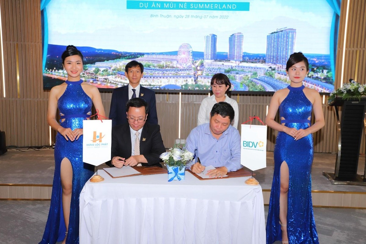 Đại diện Hưng Lộc Phát Group và Ngân hàng BIDV chi nhánh Bình Thuận ký kết văn bản thỏa thuận hợp tác tài trợ vốn cho dự án Mũi Né Summerland.