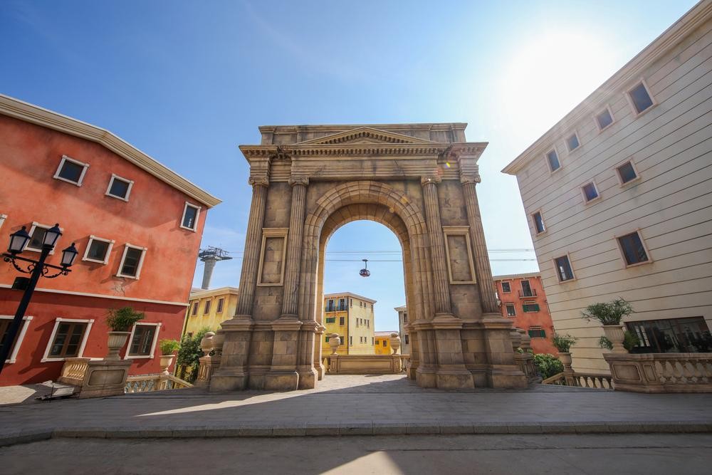 Men theo những con đường nhỏ ngập tràn hoa giấy là biểu tượng Khải Hoàn Môn tái hiện lại công trình nổi tiếng bậc nhất tại kinh đô thời trang Paris. Công trình được tái hiện kỳ công với chiều cao 10,5m. Men theo những con đường nhỏ ngập tràn hoa giấy là biểu tượng Khải Hoàn Môn tái hiện lại công trình nổi tiếng bậc nhất tại kinh đô thời trang Paris. Công trình được tái hiện kỳ công với chiều cao 10,5m.