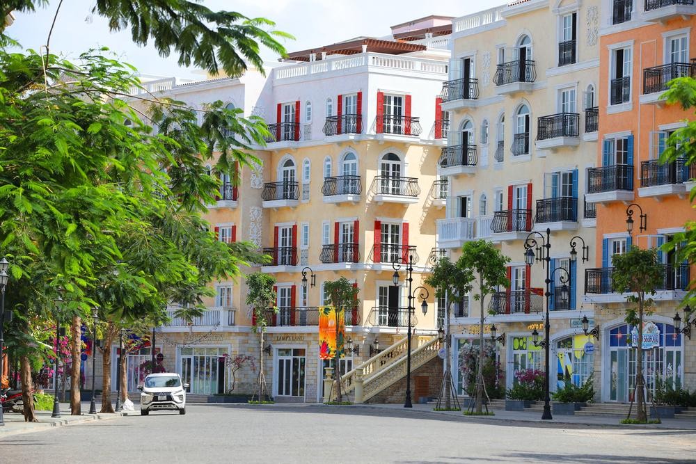 Lấy cảm hứng từ nét kiến trúc Taormina độc đáo, dãy shophouse The Center mở ra một bức tranh tuyệt mỹ nhờ vào những vòm cửa sổ cao, mở rộng hướng biển. Shophouse The Center chiếm vị thế ưu việt khi sở hữu hệ thống tiện ích nội khu hoàn chỉnh mang sắc thái Địa Trung Hải gồm: quảng trường nghệ thuật, vườn treo, tượng điêu khắc, đài phun nước cổ kính, khu vui chơi trẻ em... cũng như "tiện ích trên không" tại các tòa tháp căn hộ cao tầng kề cận, giúp nâng tầm chuẩn sống, nghỉ dưỡng cho những ai chọn đây làm second-home, hay gia tăng tiềm năng kinh doanh đắc lợi cho giới đầu tư. Lấy cảm hứng từ nét kiến trúc Taormina độc đáo, dãy shophouse The Center mở ra một bức tranh tuyệt mỹ nhờ vào những vòm cửa sổ cao, mở rộng hướng biển. Shophouse The Center chiếm vị thế ưu việt khi sở hữu hệ thống tiện ích nội khu hoàn chỉnh mang sắc thái Địa Trung Hải gồm: quảng trường nghệ thuật, vườn treo, tượng điêu khắc, đài phun nước cổ kính, khu vui chơi trẻ em... cũng như "tiện ích trên không" tại các tòa tháp căn hộ cao tầng kề cận, giúp nâng tầm chuẩn sống, nghỉ dưỡng cho những ai chọn đây làm second-home, hay gia tăng tiềm năng kinh doanh đắc lợi cho giới đầu tư.