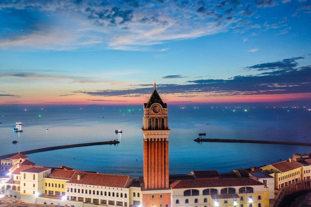 Tâm điểm của thị trấn là Tháp đồng hồ cao 75m đỏ gạch hướng thẳng ra đại dương. Được lấy cảm hứng từ tháp chuông biểu tượng Ý St. Mark's Campanile trứ danh của Italia, Tháp đồng hồ Central Village mô phỏng ngọn hải đăng trước biển, đem đến cho du khách mỹ cảnh ngắm trọn đại dương lộng gió. Tâm điểm của thị trấn là Tháp đồng hồ cao 75m đỏ gạch hướng thẳng ra đại dương. Được lấy cảm hứng từ tháp chuông biểu tượng Ý St. Mark's Campanile trứ danh của Italia, Tháp đồng hồ Central Village mô phỏng ngọn hải đăng trước biển, đem đến cho du khách mỹ cảnh ngắm trọn đại dương lộng gió.