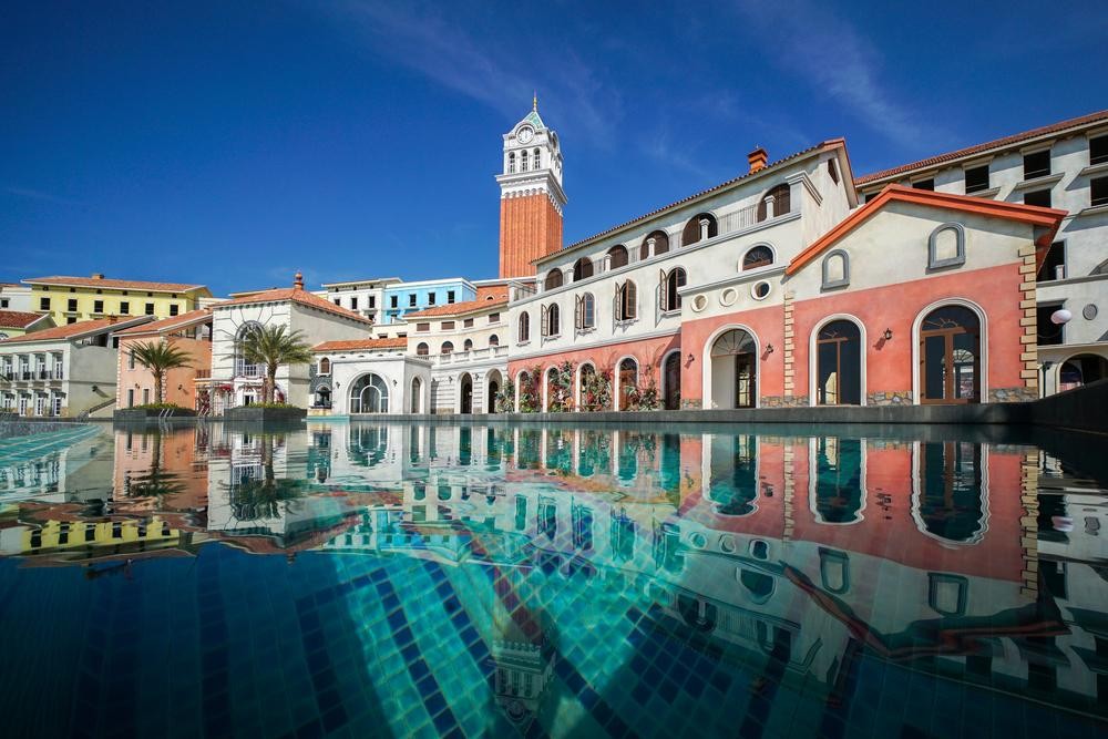 Ngay dưới chân tháp là khách sạn nghỉ dưỡng hạng sang La Festa Phú Quốc, Curio Collection by Hilton với quy mô hơn 200 phòng. Đây là thỏa thuận hợp tác giữa Tập đoàn Sun Group và Tập đoàn khách sạn Hilton hàng đầu thế giới nhằm mang tới cho du khách những dịch vụ nghỉ dưỡng, chăm sóc sức khỏe 5 sao dự kiến sớm đi vào vận hành. Ngay dưới chân tháp là khách sạn nghỉ dưỡng hạng sang La Festa Phú Quốc, Curio Collection by Hilton với quy mô hơn 200 phòng. Đây là thỏa thuận hợp tác giữa Tập đoàn Sun Group và Tập đoàn khách sạn Hilton hàng đầu thế giới nhằm mang tới cho du khách những dịch vụ nghỉ dưỡng, chăm sóc sức khỏe 5 sao dự kiến sớm đi vào vận hành.