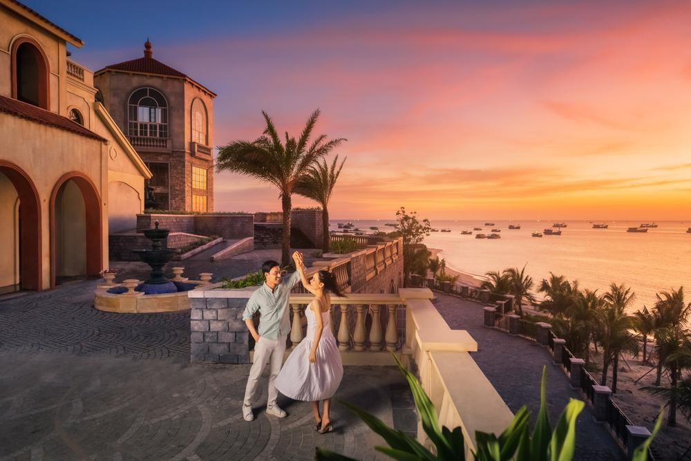 Tới thị trấn Địa Trung Hải, khoảnh khắc hoàng hôn nhuộm tím không gian sẽ làm say lòng bất kỳ ai từng một lần trải nghiệm. Một lần trải nghiệm vẻ đẹp kỳ ảo của những bức tường ánh lên trong nắng chiều tà, của gợn sóng nước lung linh đang dần ôm lấy mặt trời… bạn sẽ hiểu vì sao ngắm hoàng hôn nằm trong danh sách những trải nghiệm phải thử một lần khi tới Phú Quốc. Tới thị trấn Địa Trung Hải, khoảnh khắc hoàng hôn nhuộm tím không gian sẽ làm say lòng bất kỳ ai từng một lần trải nghiệm. Một lần trải nghiệm vẻ đẹp kỳ ảo của những bức tường ánh lên trong nắng chiều tà, của gợn sóng nước lung linh đang dần ôm lấy mặt trời… bạn sẽ hiểu vì sao ngắm hoàng hôn nằm trong danh sách những trải nghiệm phải thử một lần khi tới Phú Quốc.