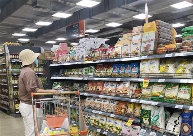 Khách hàng mua sắm tại TP.HCM. (Ảnh: Mỹ Phương/TTXVN).