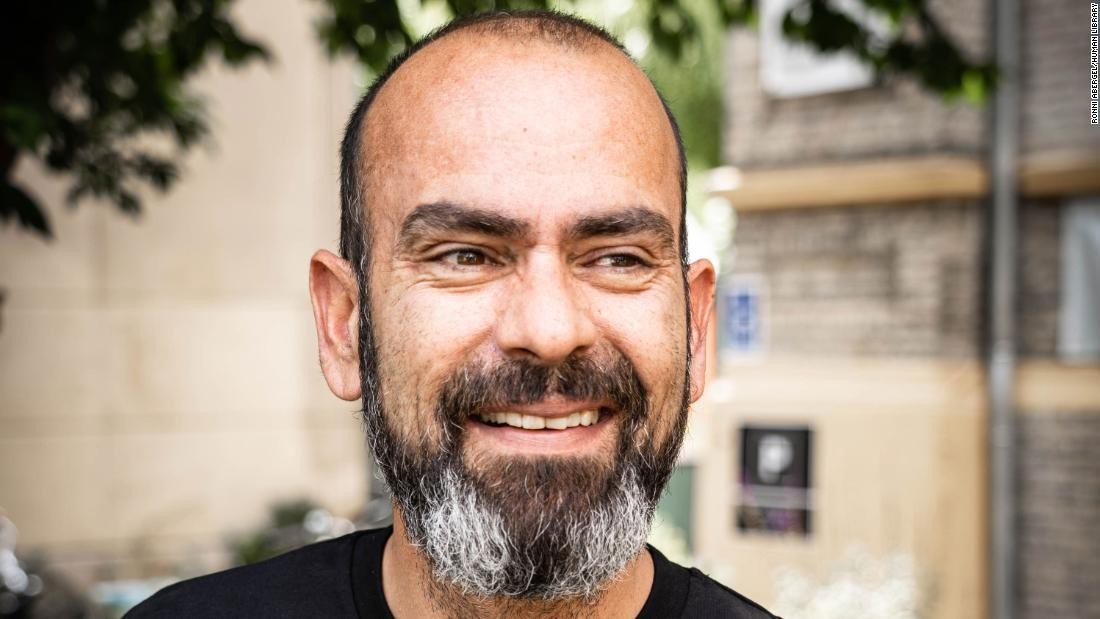 Ronni Abergel, người sáng lập ra "thư viện con người" tại Đan Mạch năm 2000. Ronni Abergel, người sáng lập ra "thư viện con người" tại Đan Mạch năm 2000.