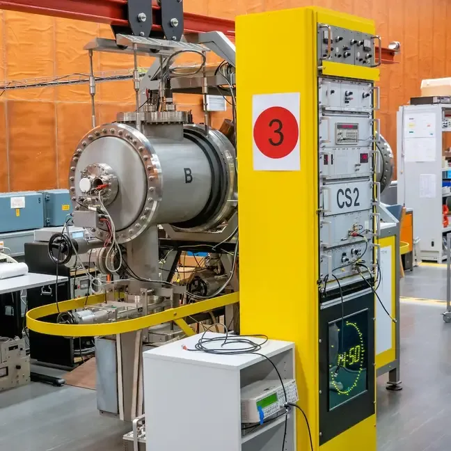 Đồng hồ nguyên tử được dùng để đo tốc độ quay của Trái đất.