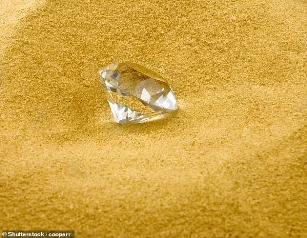 Viên kim cương 2 carat được tìm thấy dưới đáy biển. Viên kim cương 2 carat được tìm thấy dưới đáy biển.