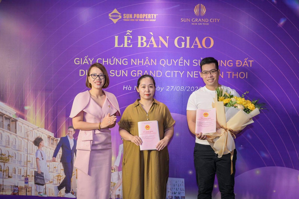 Lễ trao sổ đỏ đợt 1 cư dân Sun Grand City New An Thoi. Lễ trao sổ đỏ đợt 1 cư dân Sun Grand City New An Thoi.