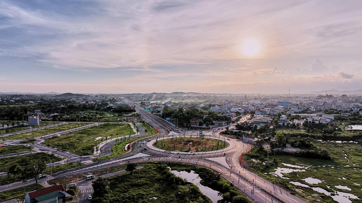 Với vị trí kết nối 3 sân bay (Nội Bài - Cát Bi - Vân Đồn), 3 khu kinh tế (khu kinh tế ven biển Quảng Yên, khu kinh tế Vân Đồn, khu kinh tế cửa khẩu Móng Cái) với 1 cửa khẩu Quốc tế (cửa khẩu Quốc tế Móng Cái); tuyến cao tốc được kỳ vọng sẽ là mắt xích quan trọng trong trục xương sống liên kết Quảng Ninh với các tỉnh thành lân cận, các mũi nhọn của vùng kinh tế trọng điểm phía Bắc như Hà Nội, Hải Phòng… hay liên kết giao thương giữa các địa phương với Trung Quốc qua cửa khẩu Móng Cái. Với vị trí kết nối 3 sân bay (Nội Bài - Cát Bi - Vân Đồn), 3 khu kinh tế (khu kinh tế ven biển Quảng Yên, khu kinh tế Vân Đồn, khu kinh tế cửa khẩu Móng Cái) với 1 cửa khẩu Quốc tế (cửa khẩu Quốc tế Móng Cái); tuyến cao tốc được kỳ vọng sẽ là mắt xích quan trọng trong trục xương sống liên kết Quảng Ninh với các tỉnh thành lân cận, các mũi nhọn của vùng kinh tế trọng điểm phía Bắc như Hà Nội, Hải Phòng… hay liên kết giao thương giữa các địa phương với Trung Quốc qua cửa khẩu Móng Cái.