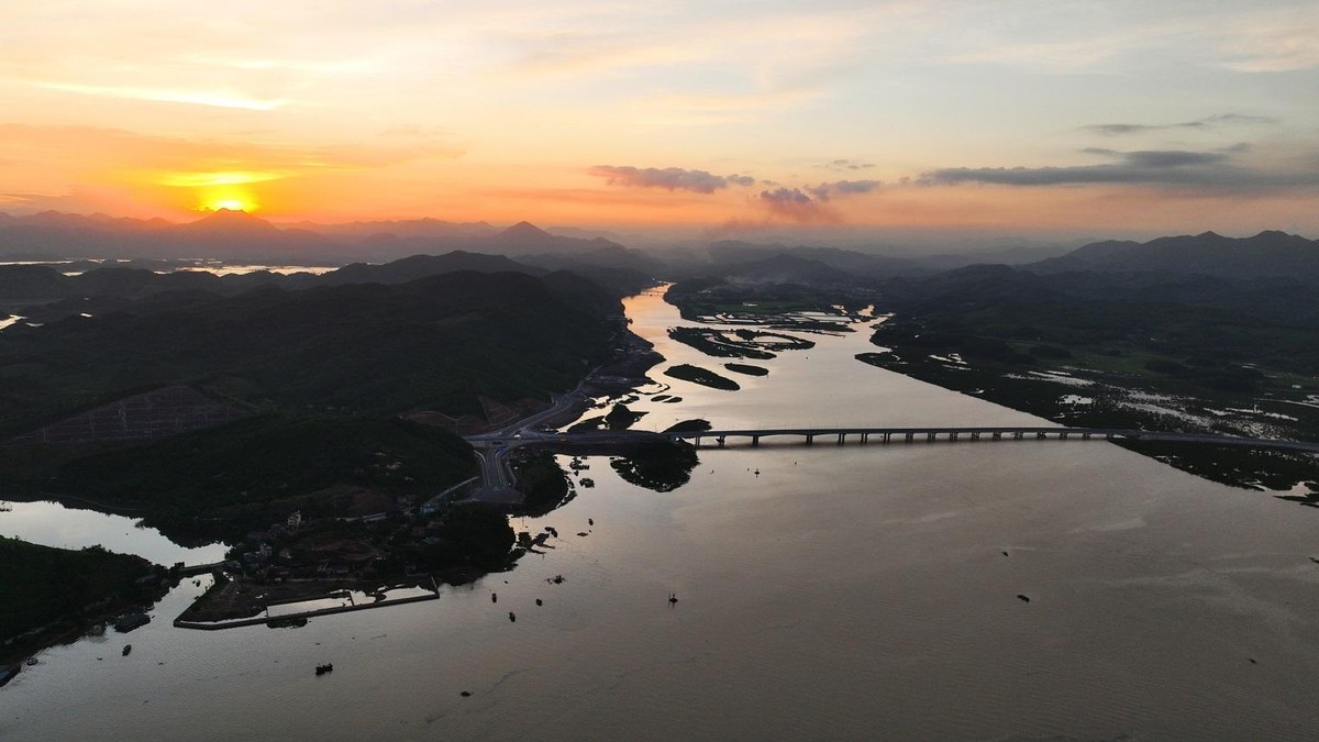 Dự án có tổng vốn đầu tư hơn 12.000 tỷ đồng. Trong đó, tuyến Vân Đồn - Tiên Yên được đầu tư bằng ngân sách địa phương với 3.658 tỷ đồng và tuyến Tiên Yên - Móng Cái 9.113 tỷ đồng được đầu tư theo hình thức đối tác công tư (PPP), hợp đồng Xây dựng - Kinh doanh - Chuyển giao (BOT) do Công ty TNHH Đầu tư và phát triển hạ tầng Vân Đồn (thuộc Tập đoàn Sun Group) làm chủ đầu tư. Dự án có tổng vốn đầu tư hơn 12.000 tỷ đồng. Trong đó, tuyến Vân Đồn - Tiên Yên được đầu tư bằng ngân sách địa phương với 3.658 tỷ đồng và tuyến Tiên Yên - Móng Cái 9.113 tỷ đồng được đầu tư theo hình thức đối tác công tư (PPP), hợp đồng Xây dựng - Kinh doanh - Chuyển giao (BOT) do Công ty TNHH Đầu tư và phát triển hạ tầng Vân Đồn (thuộc Tập đoàn Sun Group) làm chủ đầu tư.
