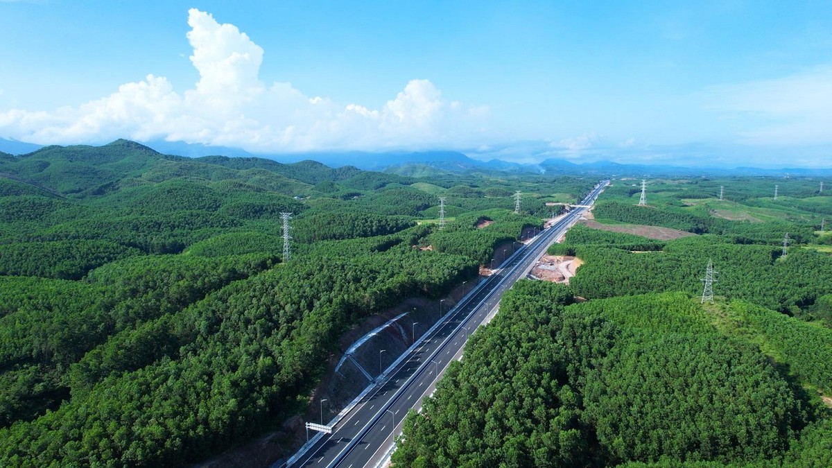 Nhận định về dự án, ông Bùi Trần Long, Phó Tổng Giám đốc Công ty Tư vấn thiết kế Giao thông vận tải (TEDI) cho biết: “Cao tốc Vân Đồn – Móng Cái là dự án có chất lượng thi công rất tốt. Mặc dù có những khó khăn nhưng các đơn vị được tổ chức triển khai rất đồng bộ. Dự án đã được triển khai, hoàn thành đúng tiến độ, đảm bảo chất lượng. Nhận định về dự án, ông Bùi Trần Long, Phó Tổng Giám đốc Công ty Tư vấn thiết kế Giao thông vận tải (TEDI) cho biết: “Cao tốc Vân Đồn – Móng Cái là dự án có chất lượng thi công rất tốt. Mặc dù có những khó khăn nhưng các đơn vị được tổ chức triển khai rất đồng bộ. Dự án đã được triển khai, hoàn thành đúng tiến độ, đảm bảo chất lượng.