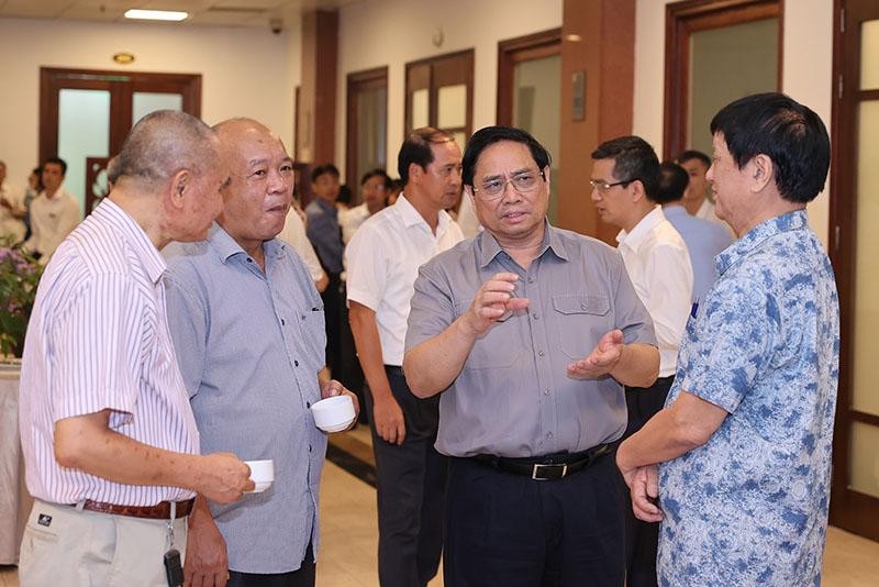 Thủ tướng trao đổi với các chuyên gia tại Hội nghị. (Ảnh: Nhật Bắc). Thủ tướng trao đổi với các chuyên gia tại Hội nghị. (Ảnh: Nhật Bắc).