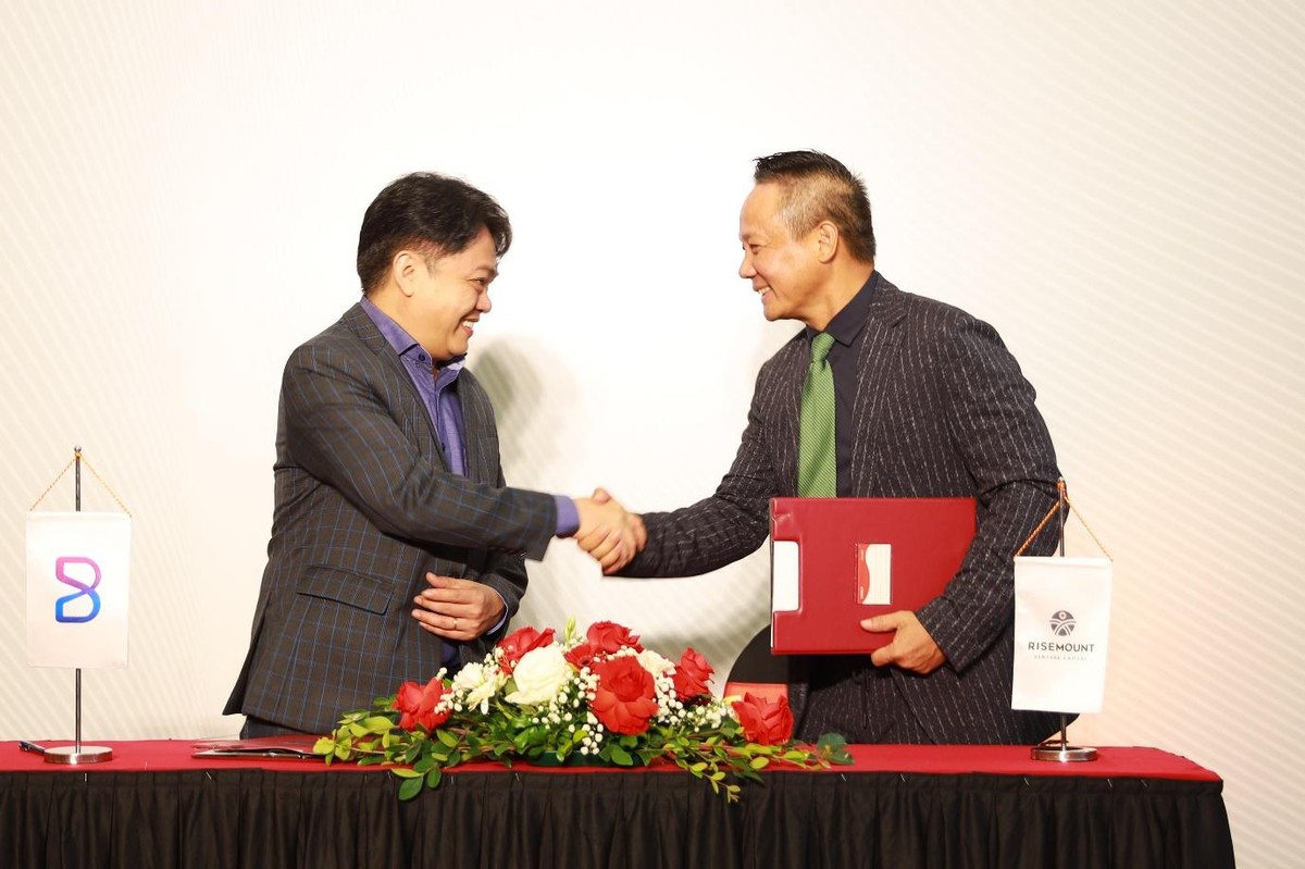 Founder Bizverse Trịnh Công Duy ký thoả thuận đầu tư cùng đại diện Quỹ đầu tư Risemount Capital.