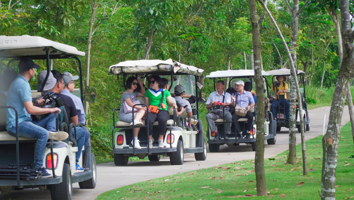 Du khách tìm hiểu về nhiều loại hình du lịch như: Gofl, sông nước, vườn trái cây... tại Long An.