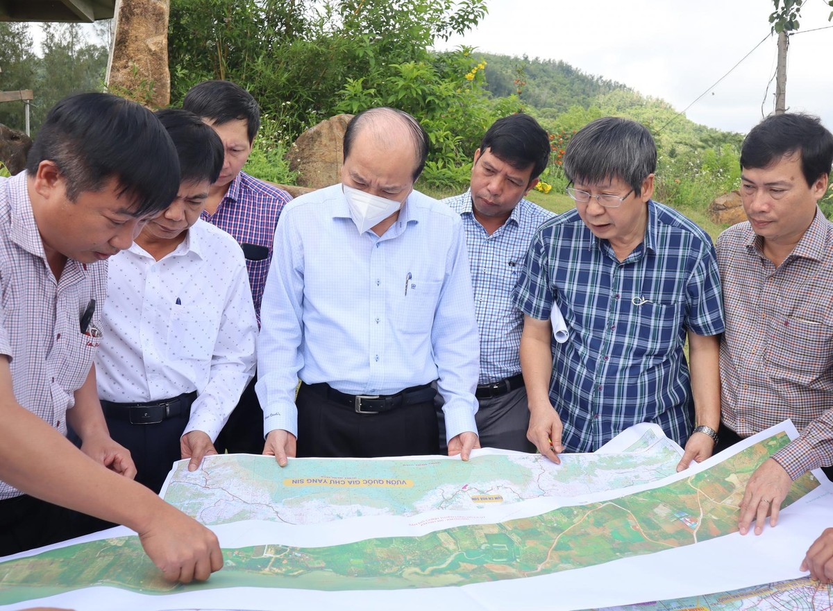 Chủ tịch tỉnh Đắk Lắk, ông Phạm Ngọc Nghị khảo sát vị trí xây dựng cao tốc Khánh Hòa - Buôn Ma Thuột. Chủ tịch tỉnh Đắk Lắk, ông Phạm Ngọc Nghị khảo sát vị trí xây dựng cao tốc Khánh Hòa - Buôn Ma Thuột.