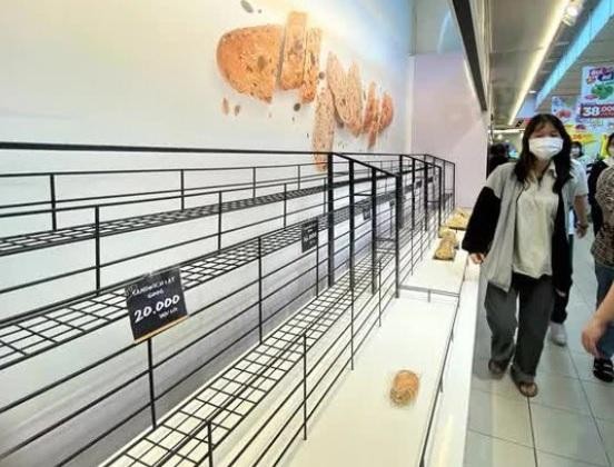 Lo ngại bị ảnh hưởng bão sẽ cúp điện nên đa số người dân mua thực phẩm khô để tích trữ. Lo ngại bị ảnh hưởng bão sẽ cúp điện nên đa số người dân mua thực phẩm khô để tích trữ.