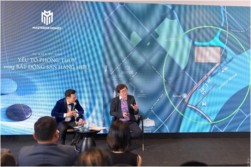 Chuyên gia phong thủy kiêm kiến trúc sư quốc tế Michael Chiang chia sẻ với khách hàng Grand Marina, Saigon trong buổi tư vấn độc quyền. Ảnh: Masterise Homes.