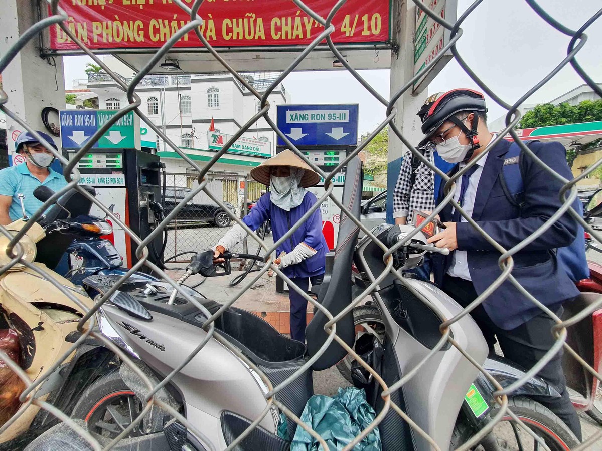 Doanh nghiệp phân phối xăng phải lắp hàng rào để phân phối xăng cho từng xe.