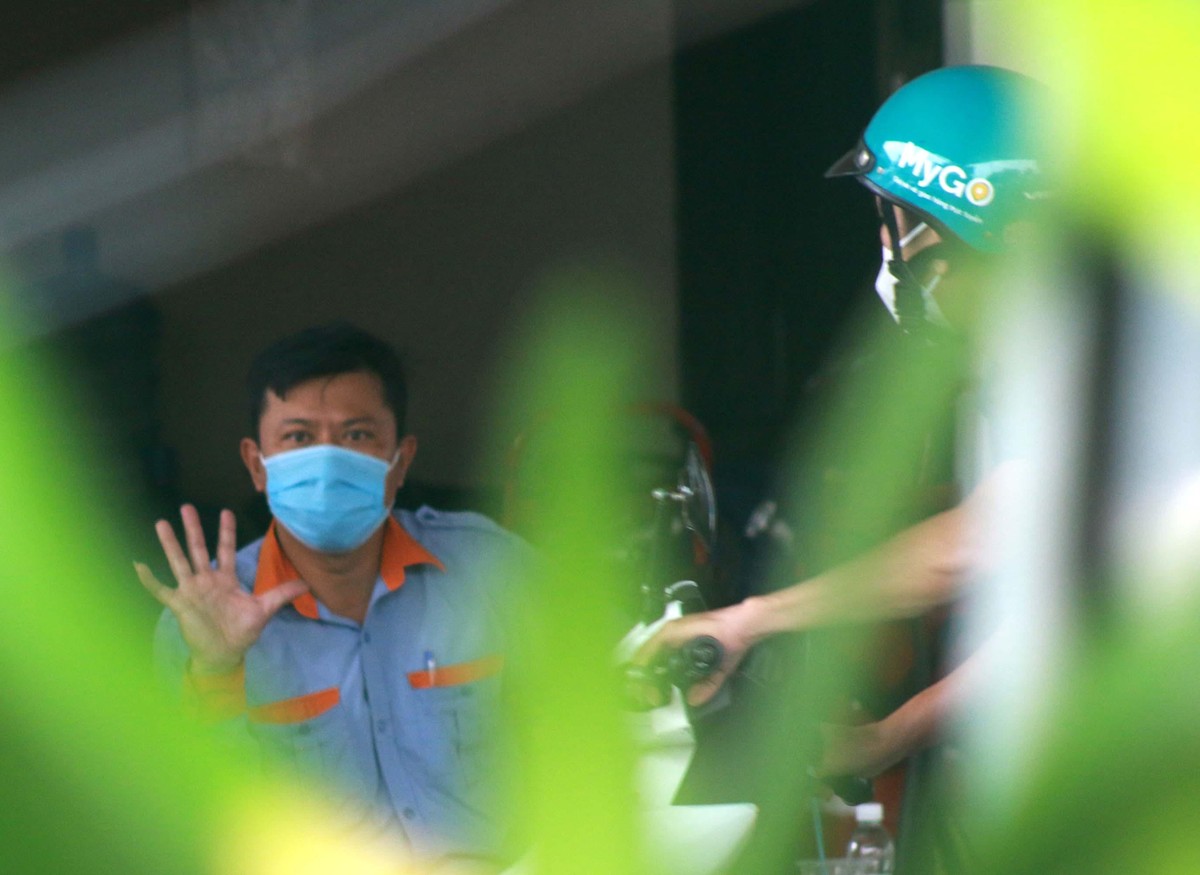 Nhân viên các cây xăng ngồi và chỉ làm nhiệm vụ lắc tay.