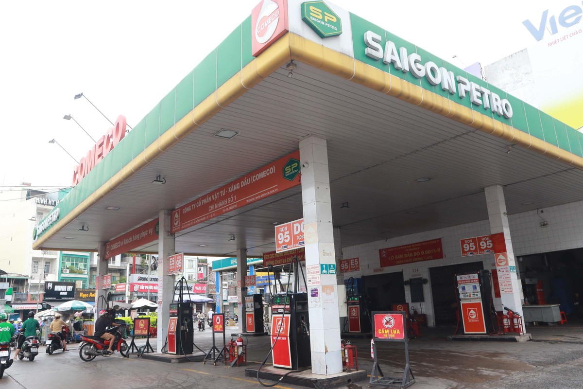 Nhiều người dân khá bất ngờ vì các cây xăng lớn nằm ngay các khu vực trung tâm đều ngưng phục vụ.