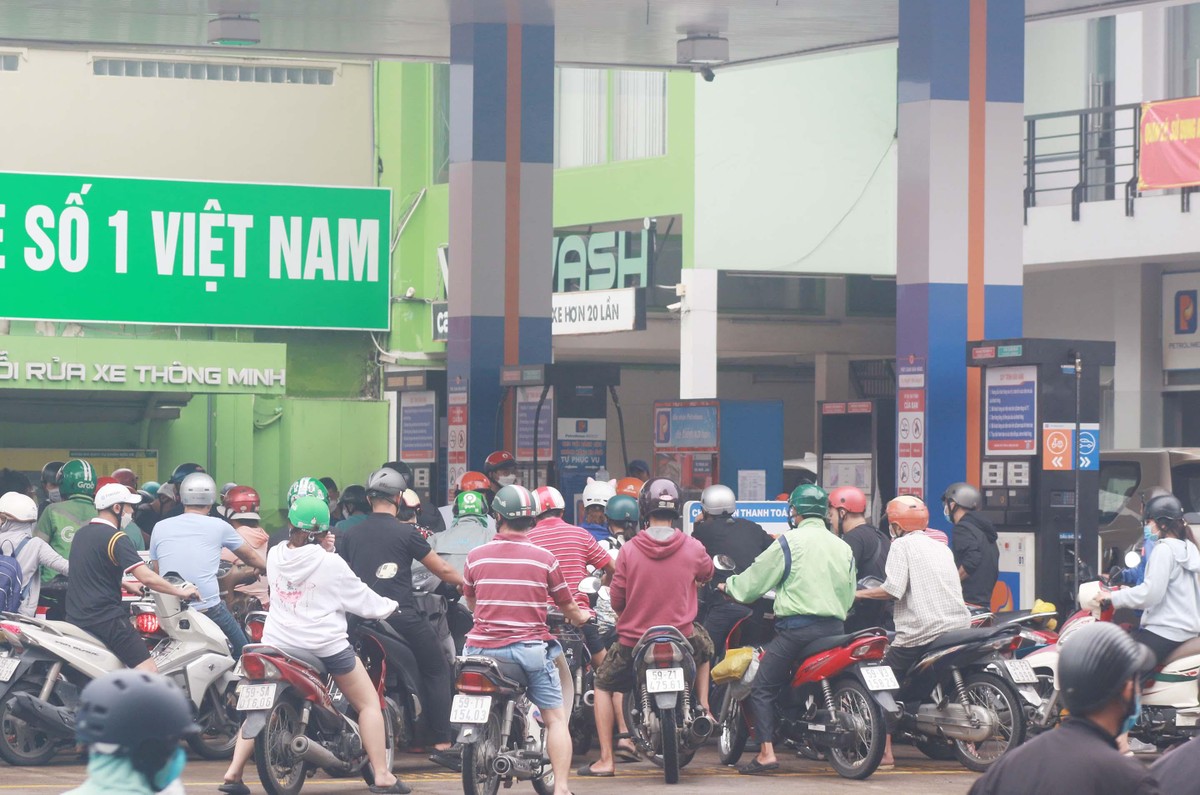 Người dân vất vả đi đổ xăng trưa 10/10.