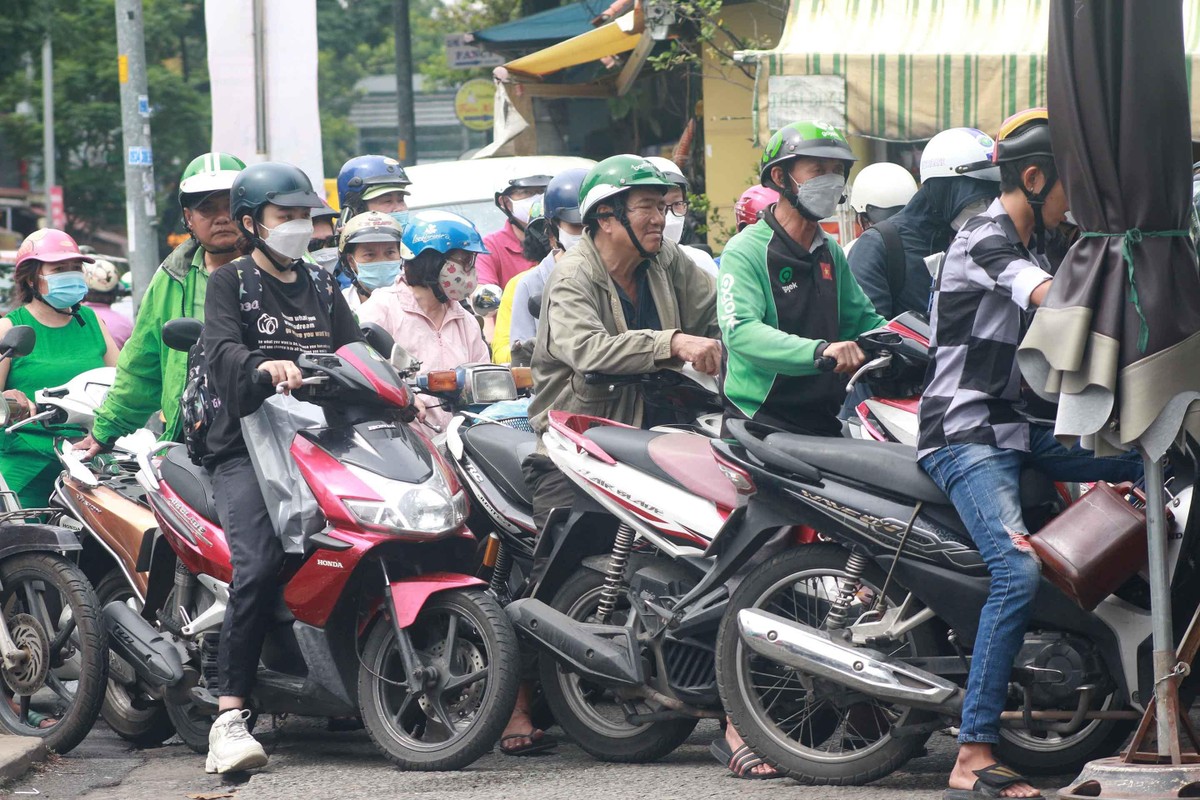 Xếp hàng đổ xăng trên đường Điện Biên Phủ, quận 3.