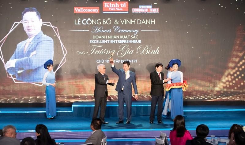 Ông Trương Gia Bình được vinh danh là Doanh nhân xuất sắc. Ông Trương Gia Bình được vinh danh là Doanh nhân xuất sắc.