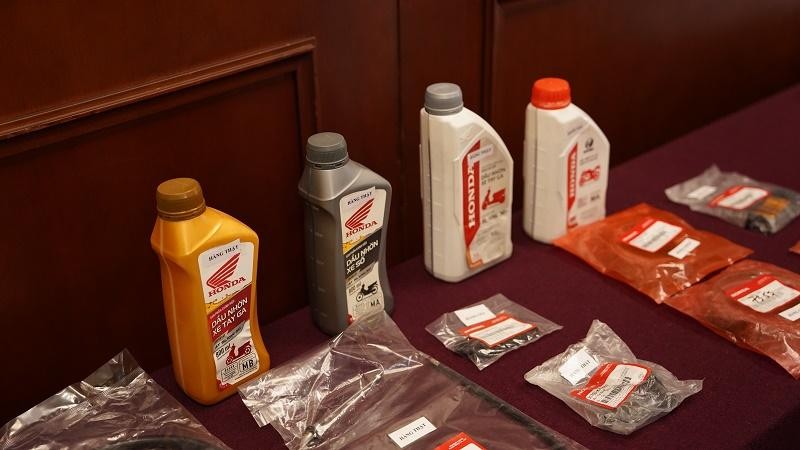 Nhiều sản phẩm đi kèm với xe máy được trưng bày hàng thật, hàng giả để nhận biết. Nhiều sản phẩm đi kèm với xe máy được trưng bày hàng thật, hàng giả để nhận biết.