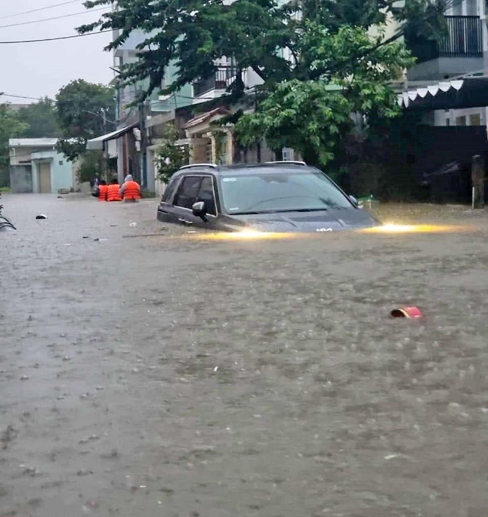 Đường phố biến thành sông, xe chết máy bỏ giữa đường. Ảnh: Nhiệt Băng. Đường phố biến thành sông, xe chết máy bỏ giữa đường. Ảnh: Nhiệt Băng.