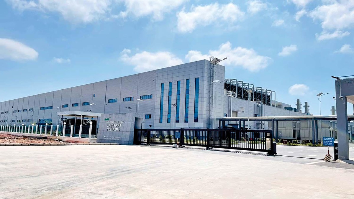 Công ty Jinko Solar (tại Khu công nghiệp Amata, Quảng Yên, Quảng Ninh) là nhà sản xuất hàng đầu mô đun khai thác năng lượng mặt trời. Công ty Jinko Solar (tại Khu công nghiệp Amata, Quảng Yên, Quảng Ninh) là nhà sản xuất hàng đầu mô đun khai thác năng lượng mặt trời.