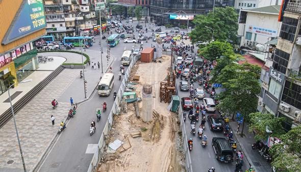 Tiến độ xây dựng cầu vượt chữ C chậm trễ, rào chắn gây cản trở, ùn tắc giao thông khiến người dân bức xúc. Tiến độ xây dựng cầu vượt chữ C chậm trễ, rào chắn gây cản trở, ùn tắc giao thông khiến người dân bức xúc.